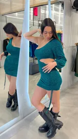 Minivestido de fiesta color verde esmeralda con lentejuelas, de un hombro con manga larga y abertura en la cintura.