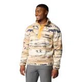 Buzo polar Columbia de hombre con estampado de camuflaje en tonos beige, gris y verde. Tiene cuello alto con cierre de botones a presión, bolsillo en el pecho con cierre de cremallera y logo de la marca bordado.