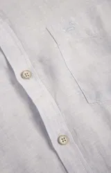 Camisa de manga larga color durazno, confeccionada en lino orgánico, con cuello italiano, cierre con botones y bolsillo en el pecho con logo bordado al tono.