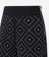 Mono corto strapless negro con estampado geométrico en blanco y bolsillos laterales.