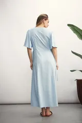 Vestido midi color beige con textura, escote en V, mangas cortas y abotonadura frontal.