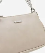 Cartera baguette color marrón con textura símil cuero, correa de cadena plateada y cierre superior con cremallera.