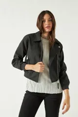 Campera corta color marrón chocolate, con textura tipo gamuza, cuello clásico, cierre frontal asimétrico con cremallera metálica y bolsillos laterales con cremallera.