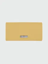 Billetera continental grande Longchamp modelo Le Roseau, color amarillo con cierre de solapa y broche metálico plateado con el logo de la marca.