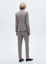 Pantalón de vestir color gris topo, de corte recto, con pinzas delanteras, bolsillos laterales y ruedo con vuelta.