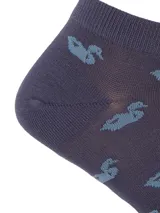 Calcetines cortos de bambú, color azul marino con estampado de patos celestes. Confeccionados en fibra de bambú y spandex, ofrecen suavidad, frescura, propiedades antibacterianas y alta absorción para mantener los pies secos y cómodos.