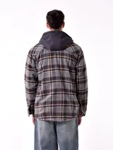 Campera tipo camisa de franela a cuadros blancos y negros, con capucha gris y forro de piel sintética color crema.