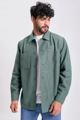 Sobrecamisa de color verde para hombre, con cuello clásico, cierre frontal de botones y dos bolsillos de parche en el pecho. De manga larga y corte recto.