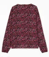 Blusa ancha de viscosa con cuello mao y mangas largas con puños elásticos. Estampado de flores en tonos borgoña y negro.