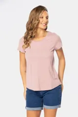 Remera de manga corta con cuello redondo, confeccionada en tejido suave de color celeste jaspeado.