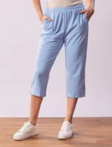 Pantalón capri de algodón color celeste, corte recto, con pretina elastizada y bolsillos laterales.