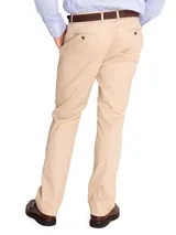 Pantalón de gabardina azul marino, de corte clásico y tiro medio. Confeccionado en algodón con tratamiento antiarrugas.