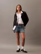 Shorts de jean de tiro medio con lavado azul claro vintage, corte holgado de los 90, bajo desflecado, cierre de botón con cremallera y diseño de cinco bolsillos.