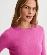Blusa de punto rosa con textura acanalada, cuello redondo y mangas largas.