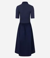 Vestido midi con corte godê, confeccionado en rib de viscosa en la parte superior y tricolina de algodón en la falda. Presenta cuello polo y mangas cortas.