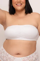 Soutien strapless sin aro, estilo top, color blanco. Confeccionado en algodón elastizado doble y copa moldeada. Tiene bolsillo para colocar copa y armar el busto.