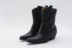 Bota texana de cuero negro con bordados en el lateral y taco bajo.
