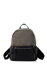 Mochila color tostado combinada con nobuck, bolsillo amplio adelante con broche y cierre, bolsillos en los costados, asas regulables y bolsillos internos cómodos.