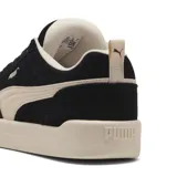 Championes urbanos Puma Park Lifestyle Raw, color negro con detalles en blanco y suela color crema.