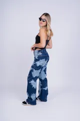Pantalón de jean de tiro alto con corte wide leg y efecto tie-dye en tonos celeste y azul.