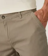 Bermuda masculina de corte slim, confeccionada en sarga lisa color blanco. Cuenta con bolsillos laterales, cierre con botón y cremallera, y trabillas para cinturón.