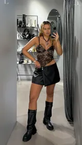 Top marrón con estampado animal print, breteles finos y escote en V.