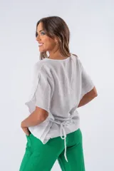 Blusa blanca de viscosa con escote sutil y calce relajado.