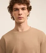 Remera relaxed de mangas cortas confeccionada en algodón más sostenible con cuello redondo y malla texturizada.