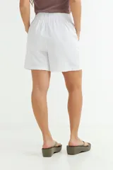 Short de algodón con estampado de rayas verticales finas en tonos celeste y blanco. Presenta cintura elástica fruncida.