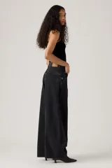 Pantalón de jean negro de corte super baggy, con tiro alto, bolsillos delanteros y traseros.