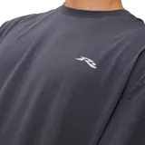 Remera gris de manga corta con logo de la marca Rusty estampado en el pecho.