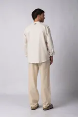 Camisa de lino negra con cuello mao y mangas largas.