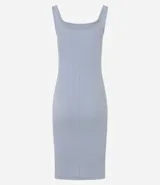 Vestido midi acanalado color celeste, con escote cuadrado y tirantes medios. Confeccionado en algodón sostenible con elastano para mayor comodidad y ajuste.