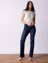 Jean bootcut de tiro alto, marca Baccini. Modelo de pierna recta y terminación bootcut. Pretina con pasadores, botón y cierre. Delantera y trasera con bolsillos.