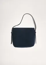 Bolso de mano marrón de piel serraje con asa corta ajustable y asa de hombro. Tiene forro interior, cierre de botón magnético y tamaño mediano.