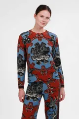 Sweater de lana y cashmere con estampado de paisajes y figuras mitológicas en tonos rojo, azul y negro.