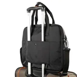 Maletín negro rectangular de poliéster con doble cierre superior, tres bolsillos externos con cierre, un bolsillo interno con cierre y dos bolsillos internos abiertos. Tiene correa regulable y asas fijas.