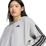 Campera gris de felpa francesa con capucha ajustable con cordón, cierre frontal, bolsillos laterales y las tres tiras características de Adidas en las mangas.