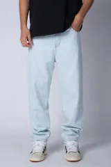 Pantalón de jean gris con efecto lavado, corte mom fit, tiro alto y pierna recta.