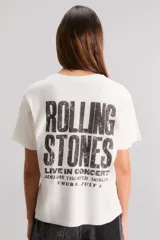 Remera color crema de algodón con cuello redondo y mangas cortas. Estampado frontal y trasero con el logo de la lengua de los Rolling Stones.