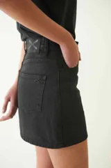 Minifalda negra de denim con proceso de encuerado, corte recto y estilo clásico.