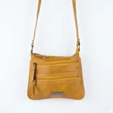 Bandolera color marrón con apertura superior de cierre metálico y dos bolsillos frontales con cierre. Incluye correa larga regulable y placa metálica con el logo de la marca.