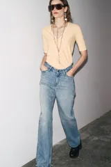 Camiseta color beige de lino con cuello en V y mangas cortas.