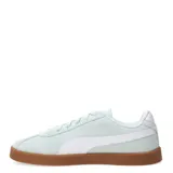 Championes Puma Club II W color celeste con detalles en blanco y suela marrón.