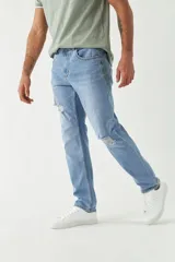 Pantalón de jean gris oscuro con roturas en las rodillas, corte recto y logo bordado.