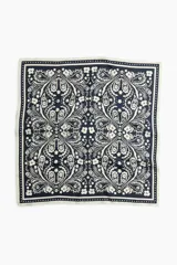 Pañuelo cuadrado de tela suave con estampado de cachemira en blanco y negro, con borde de lunares.