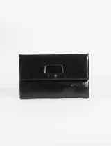 Sobre o clutch de cuero sintético marrón oscuro con textura envejecida. Presenta un diseño plegable con un asa de mano rectangular troquelada en la solapa superior.