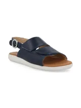 Sandalia azul marino de cuero con ajuste de velcro y suela blanca.