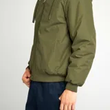 Campera verde con capucha y forro de borreguito, diseño con cierre frontal y bolsillos laterales.