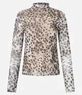 Blusa de manga larga y cuello alto, confeccionada en tejido de tul con estampado de animal print en tonos beige y marrón oscuro.